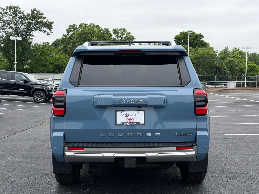 Toyota 4Runner Vehicle Full-screen Gallery Image 05