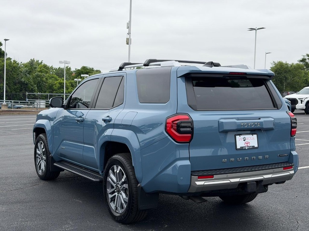 Toyota 4Runner Vehicle Full-screen Gallery Image 06