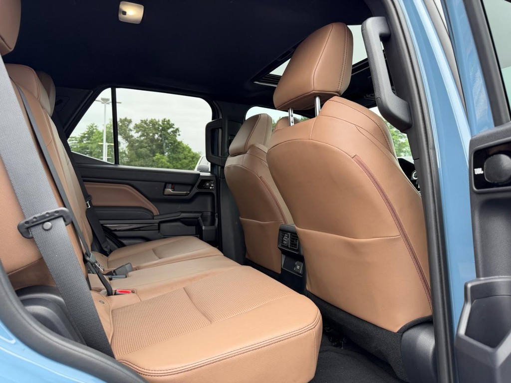 Toyota 4Runner Vehicle Full-screen Gallery Image 10