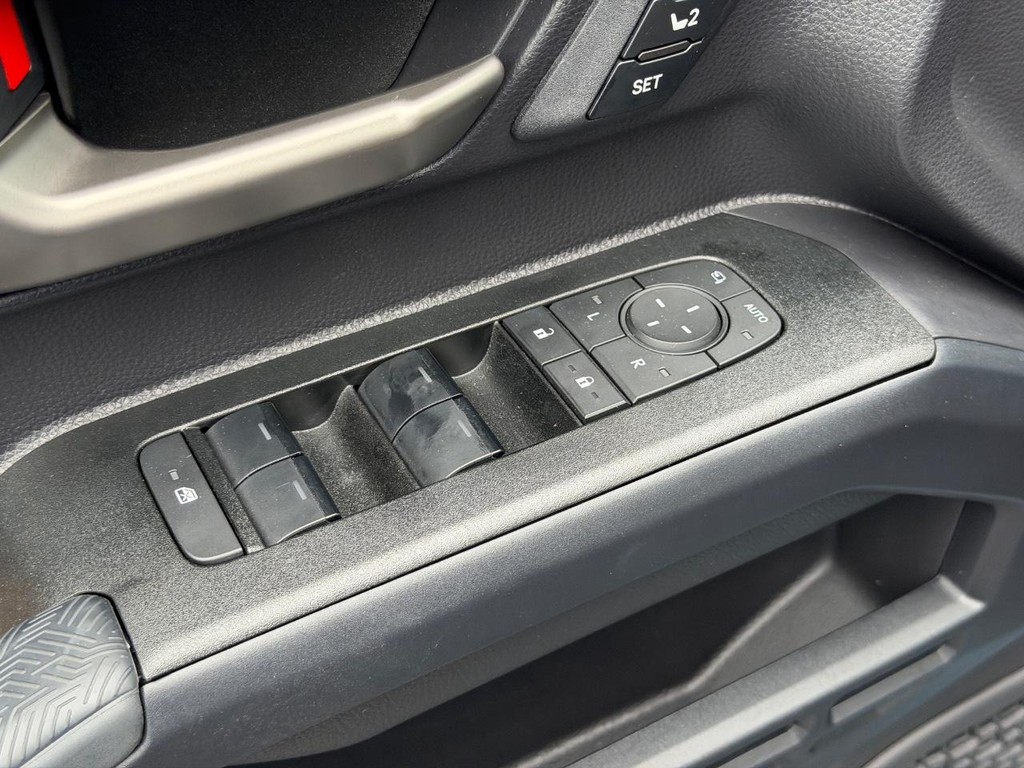 Toyota 4Runner Vehicle Full-screen Gallery Image 15