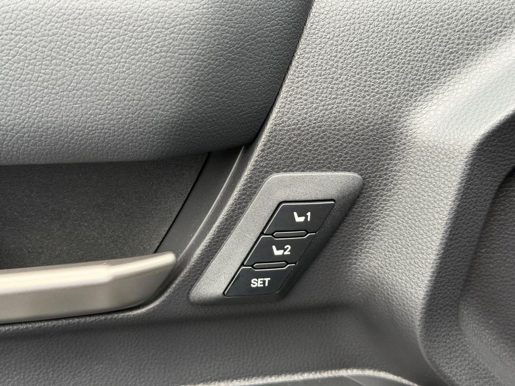 Toyota 4Runner Vehicle Full-screen Gallery Image 16