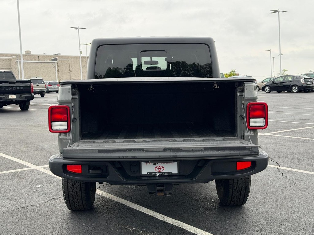 Jeep Gladiator Vehicle Full-screen Gallery Image 05