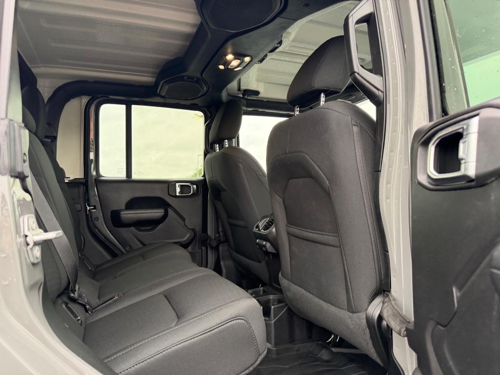 Jeep Gladiator Vehicle Full-screen Gallery Image 10