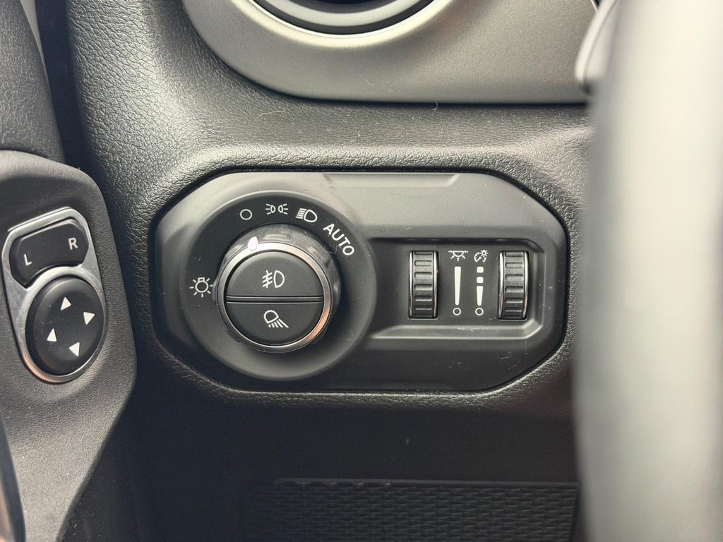 Jeep Gladiator Vehicle Full-screen Gallery Image 15