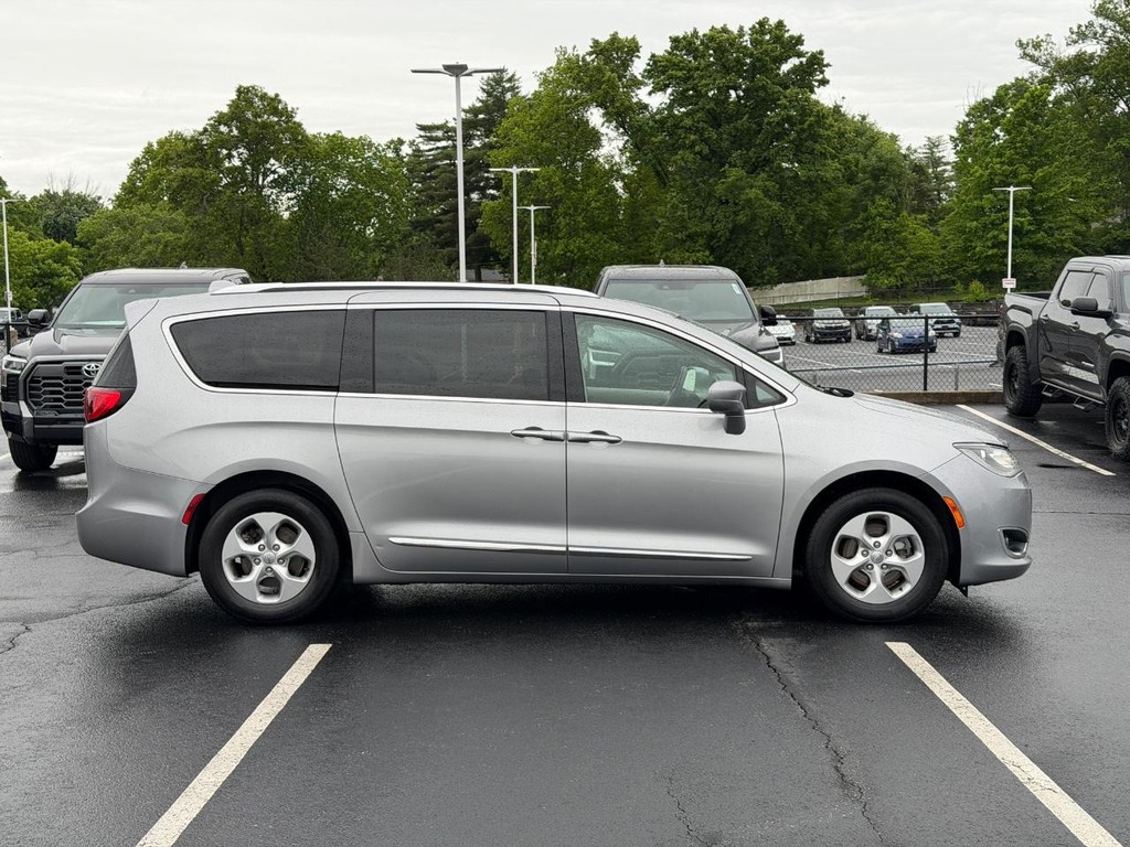 Chrysler Pacifica Vehicle Full-screen Gallery Image 02