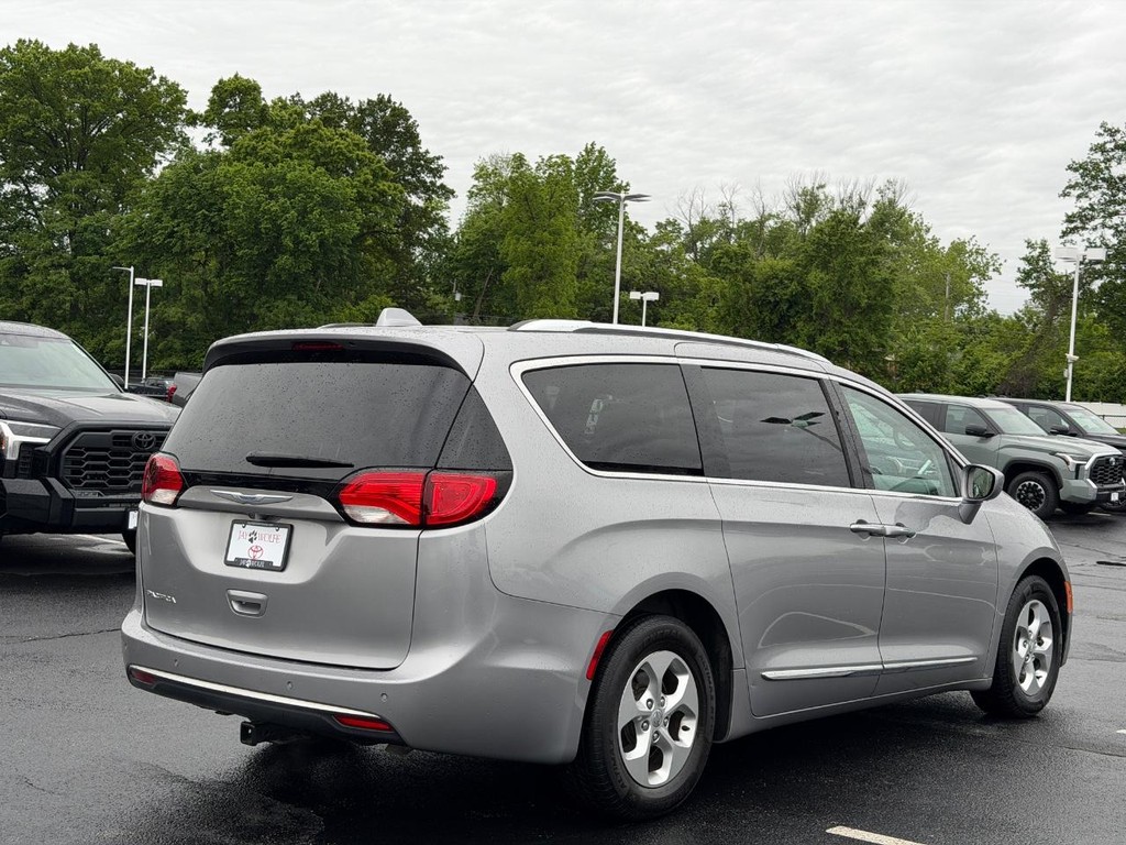Chrysler Pacifica Vehicle Full-screen Gallery Image 03
