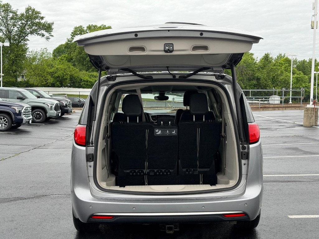 Chrysler Pacifica Vehicle Full-screen Gallery Image 04