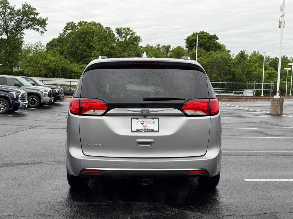 Chrysler Pacifica Vehicle Full-screen Gallery Image 05