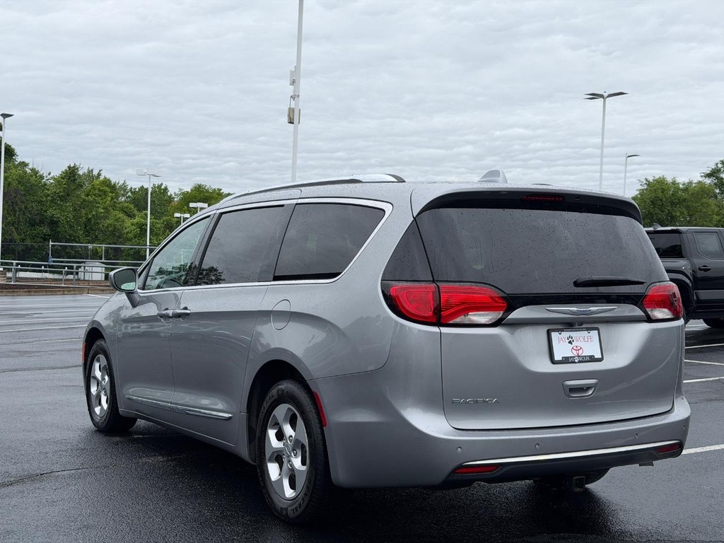 Chrysler Pacifica Vehicle Full-screen Gallery Image 06