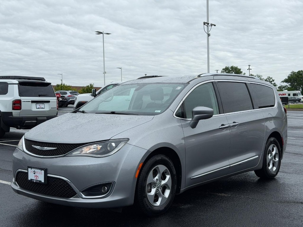 Chrysler Pacifica Vehicle Full-screen Gallery Image 08
