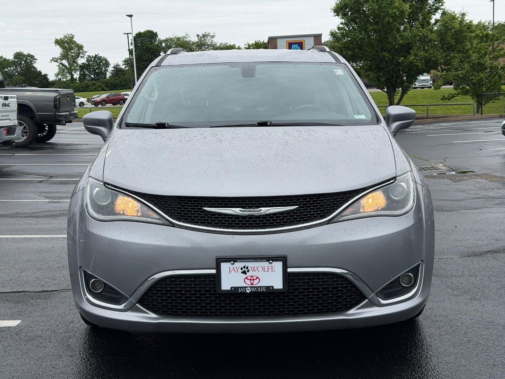 Chrysler Pacifica Vehicle Full-screen Gallery Image 09