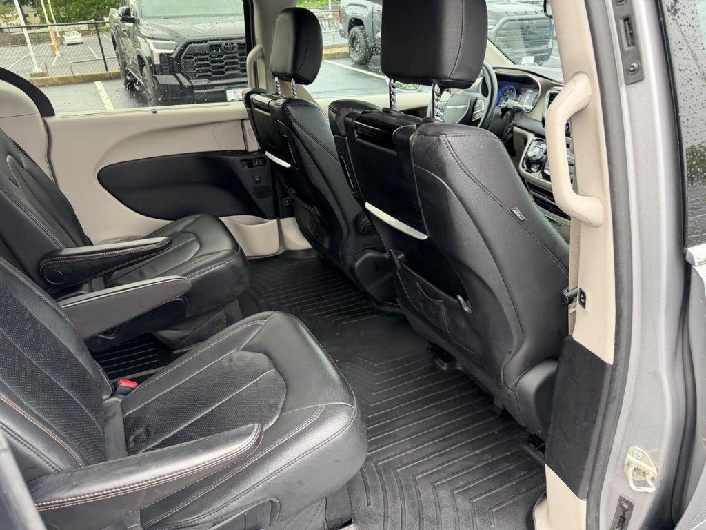 Chrysler Pacifica Vehicle Full-screen Gallery Image 10