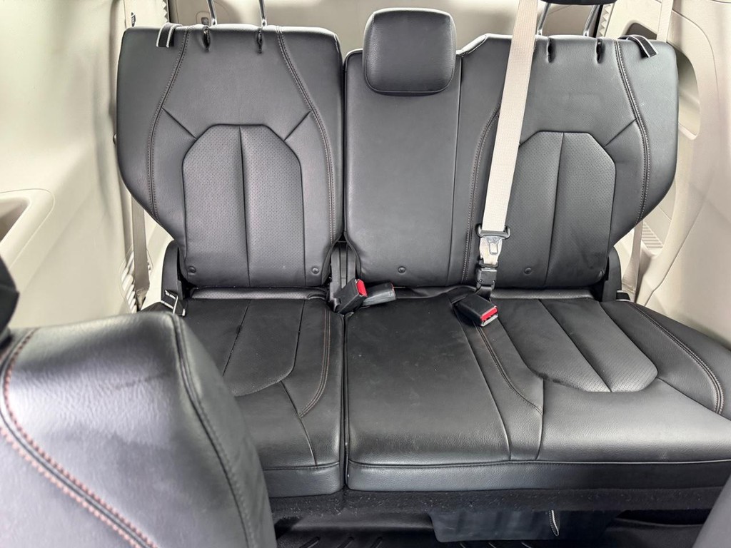Chrysler Pacifica Vehicle Full-screen Gallery Image 11