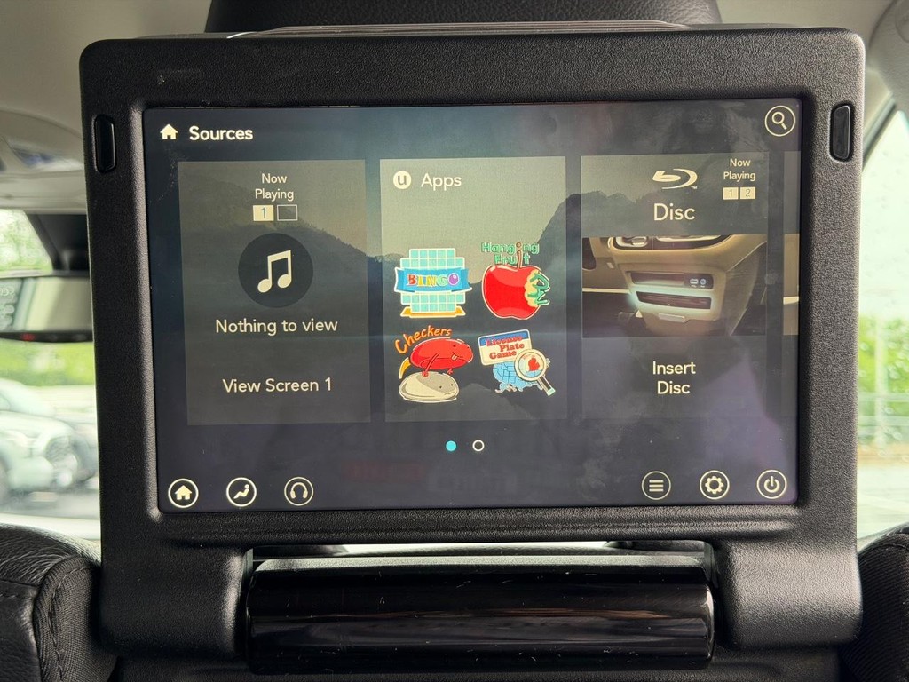 Chrysler Pacifica Vehicle Full-screen Gallery Image 12