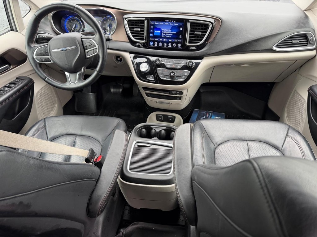 Chrysler Pacifica Vehicle Full-screen Gallery Image 13
