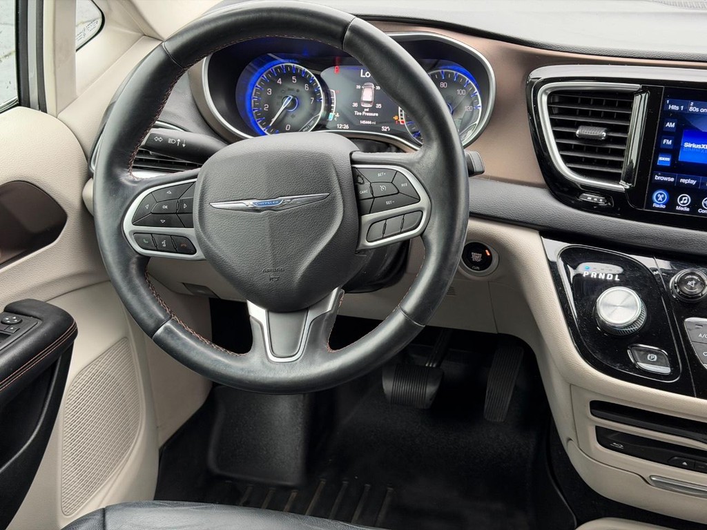 Chrysler Pacifica Vehicle Full-screen Gallery Image 14