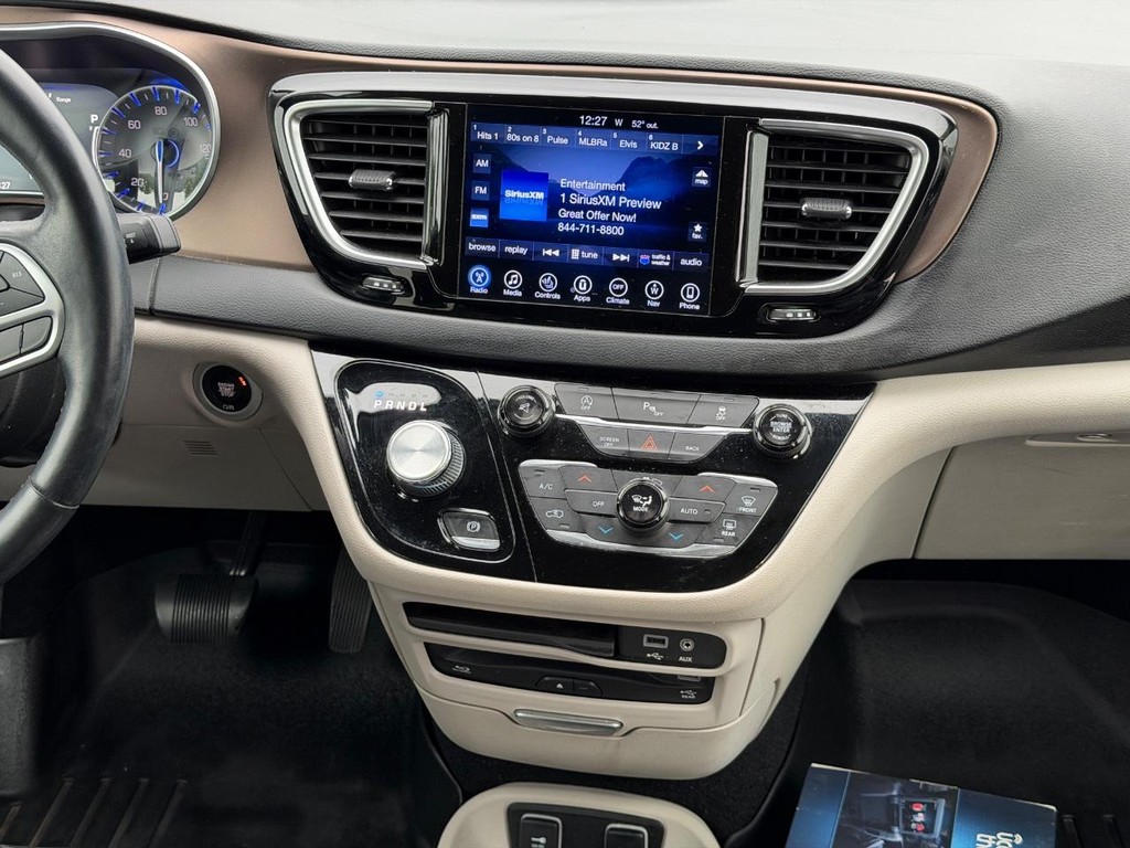 Chrysler Pacifica Vehicle Full-screen Gallery Image 15