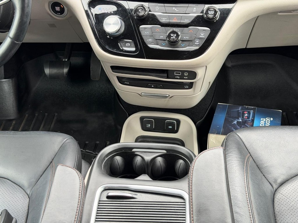 Chrysler Pacifica Vehicle Full-screen Gallery Image 16