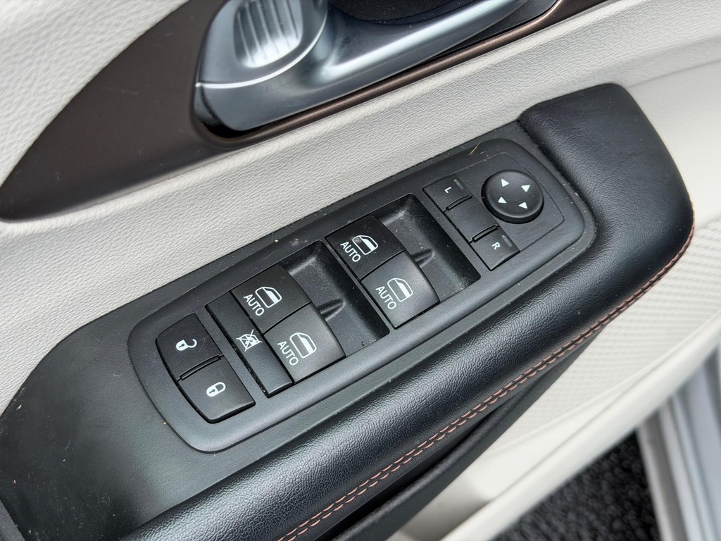 Chrysler Pacifica Vehicle Full-screen Gallery Image 17