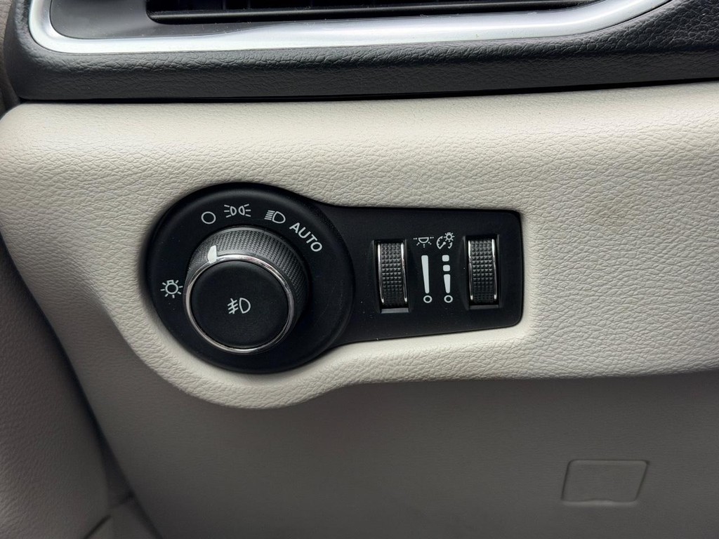 Chrysler Pacifica Vehicle Full-screen Gallery Image 18