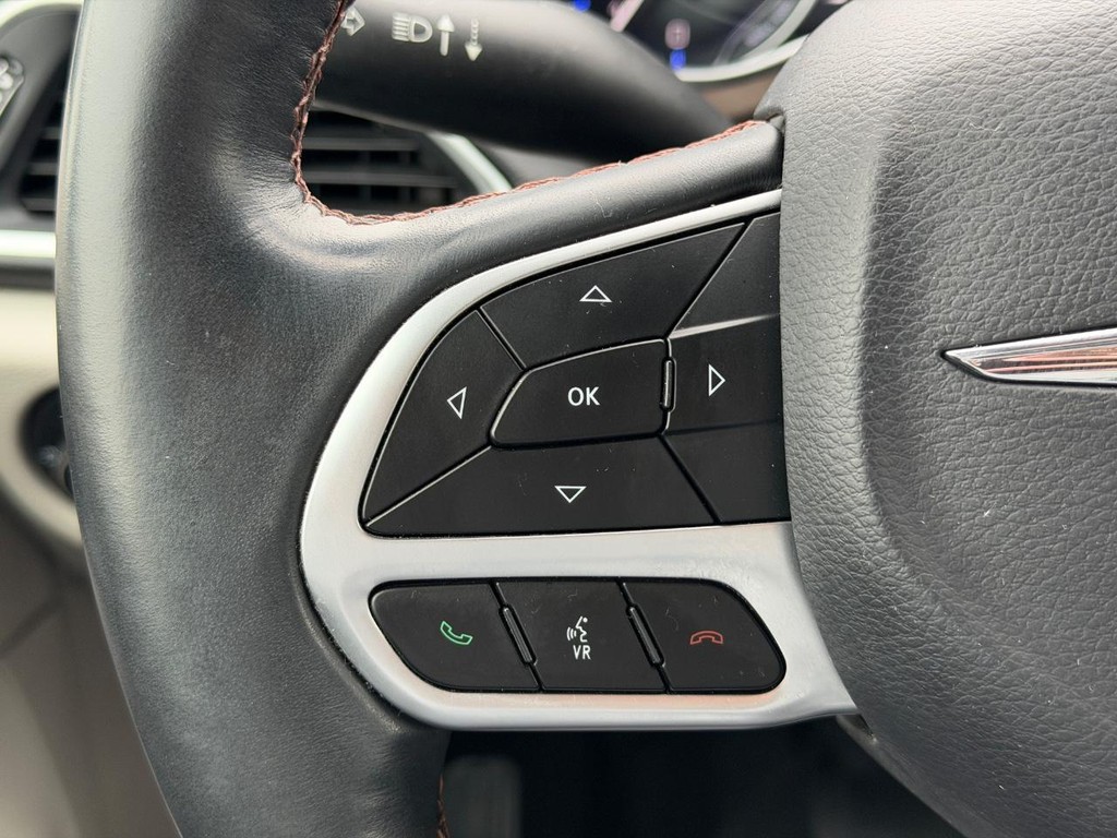 Chrysler Pacifica Vehicle Full-screen Gallery Image 19