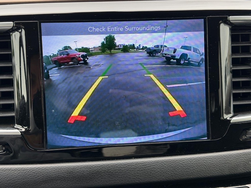 Chrysler Pacifica Vehicle Full-screen Gallery Image 23