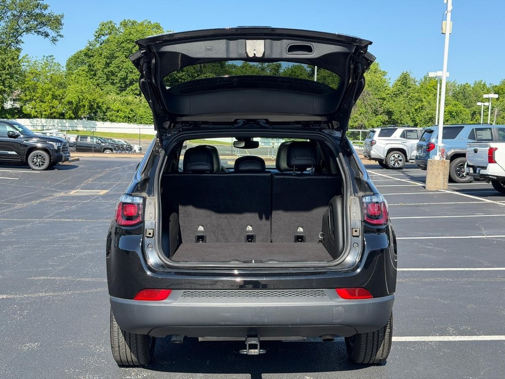 Jeep Compass Vehicle Full-screen Gallery Image 04