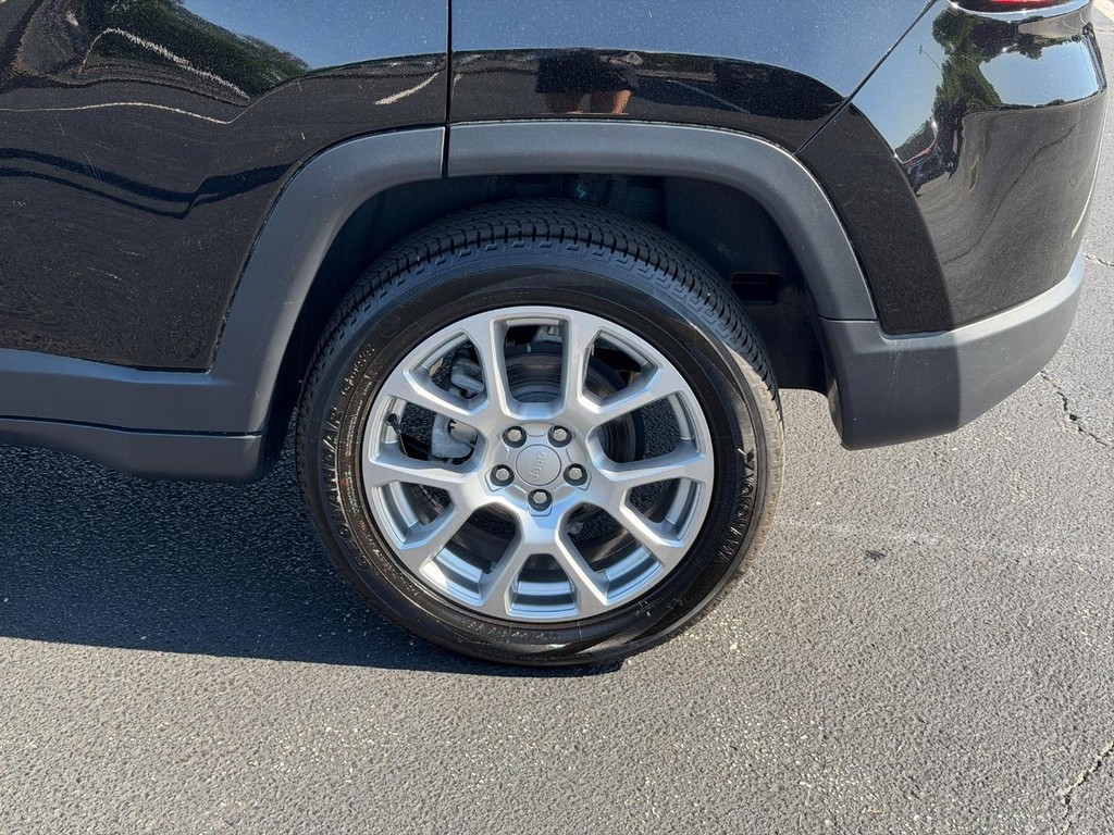 Jeep Compass Vehicle Full-screen Gallery Image 07