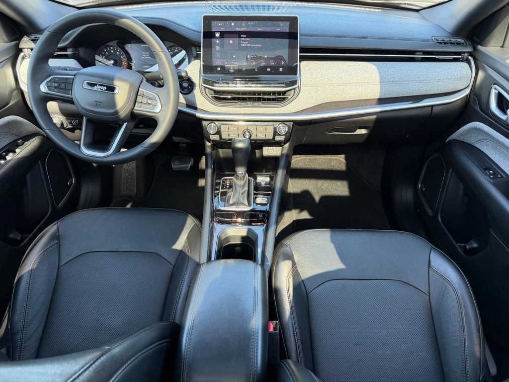 Jeep Compass Vehicle Full-screen Gallery Image 11