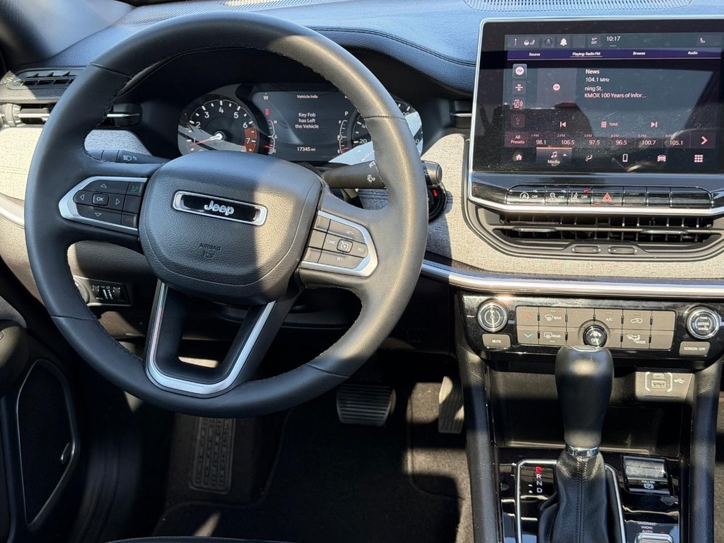 Jeep Compass Vehicle Full-screen Gallery Image 12