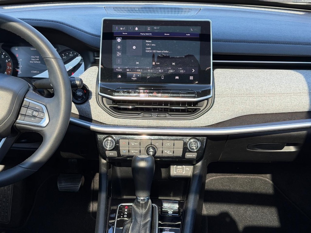 Jeep Compass Vehicle Full-screen Gallery Image 13