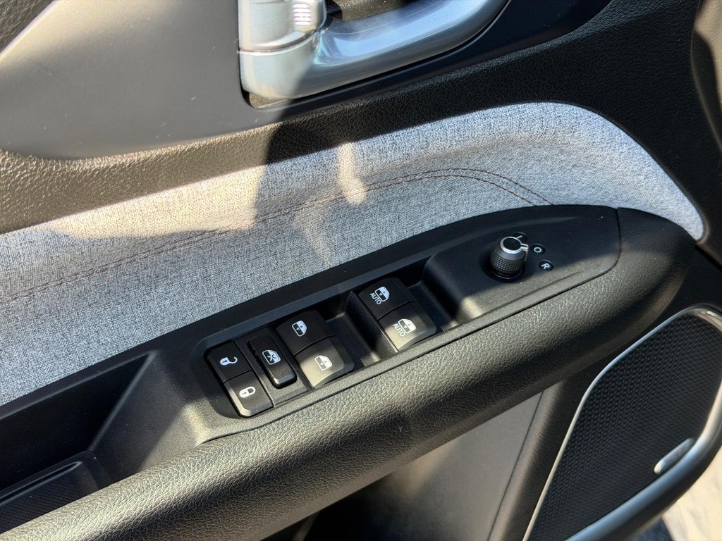 Jeep Compass Vehicle Full-screen Gallery Image 15