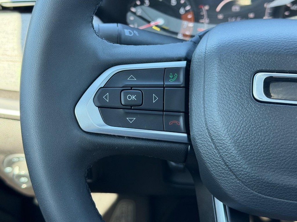 Jeep Compass Vehicle Full-screen Gallery Image 16