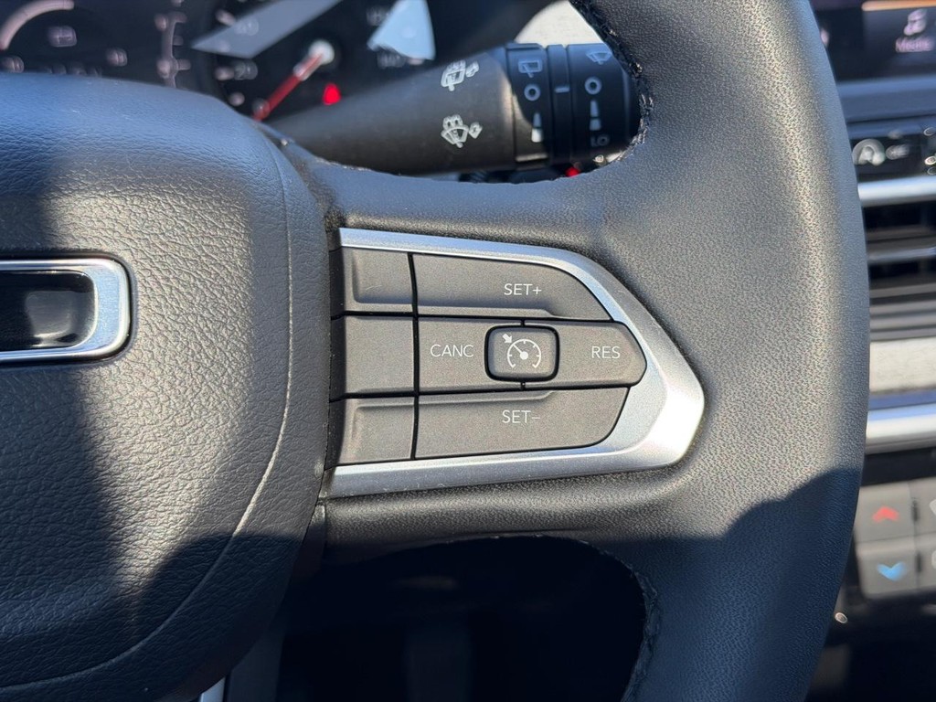 Jeep Compass Vehicle Full-screen Gallery Image 17