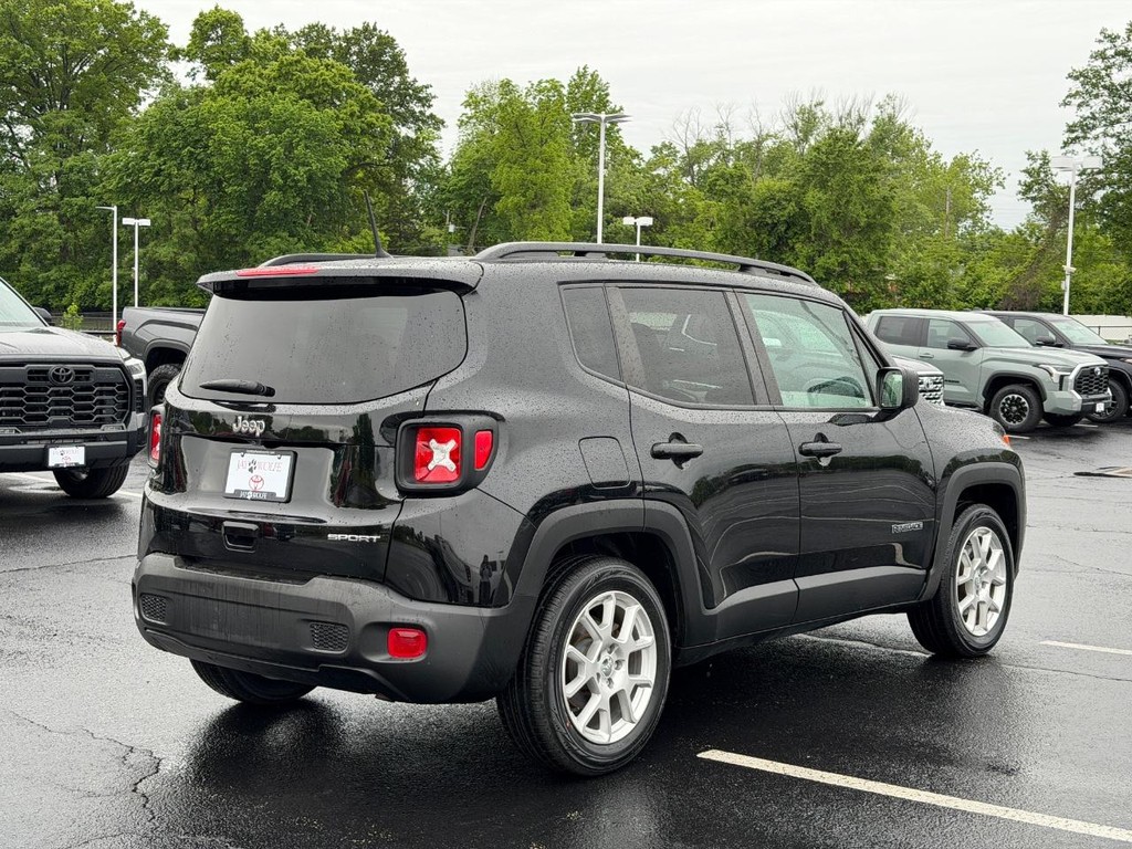 Jeep Renegade Vehicle Full-screen Gallery Image 03