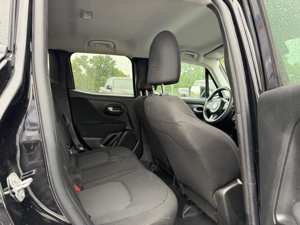 Jeep Renegade Vehicle Full-screen Gallery Image 10