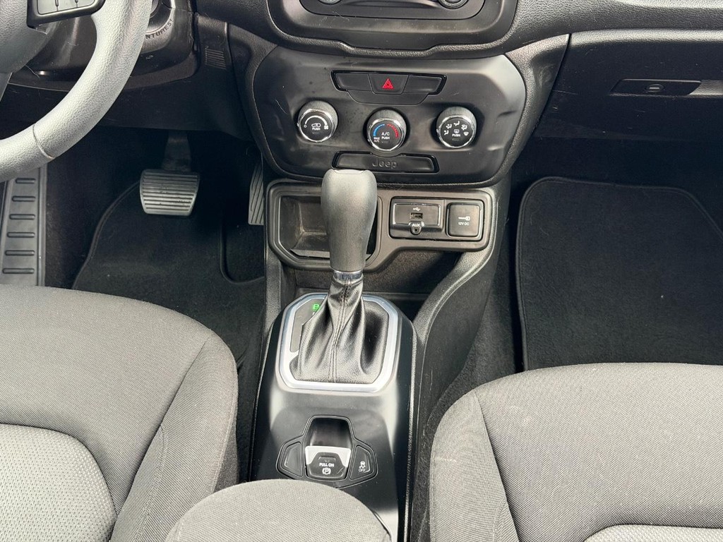 Jeep Renegade Vehicle Full-screen Gallery Image 14