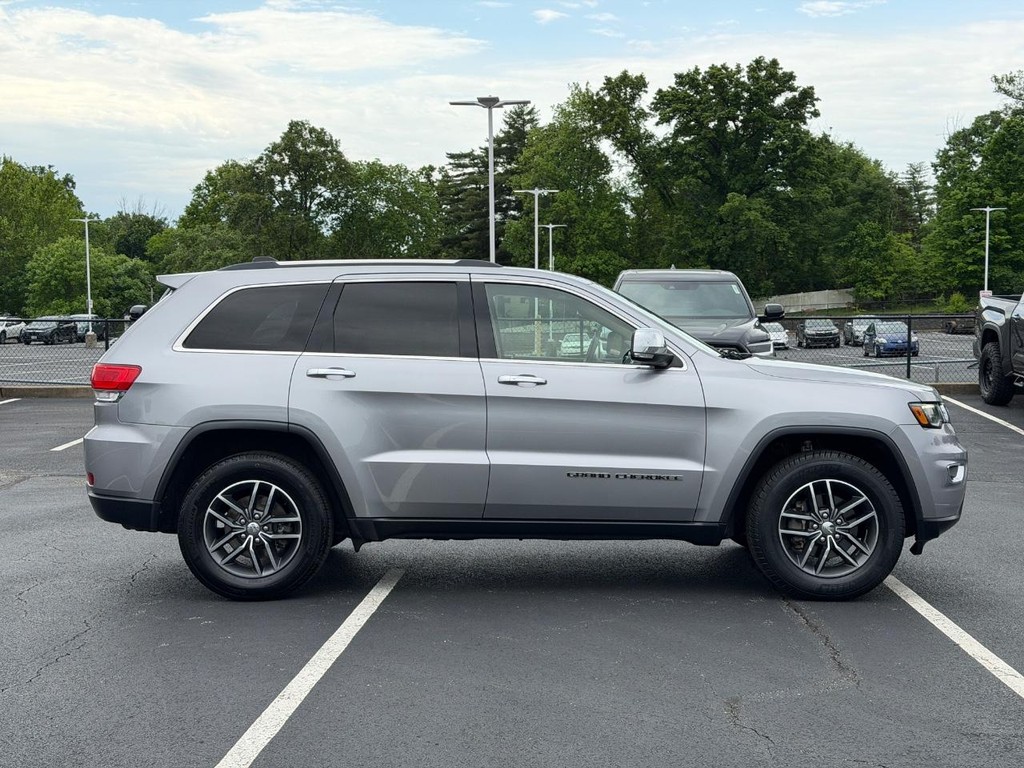 Jeep Grand Cherokee Vehicle Full-screen Gallery Image 02