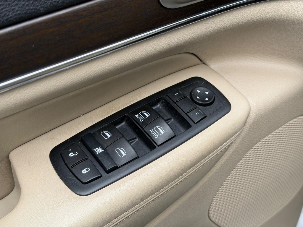 Jeep Grand Cherokee Vehicle Full-screen Gallery Image 16