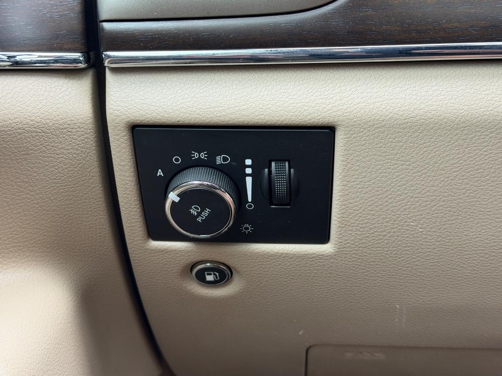 Jeep Grand Cherokee Vehicle Full-screen Gallery Image 17