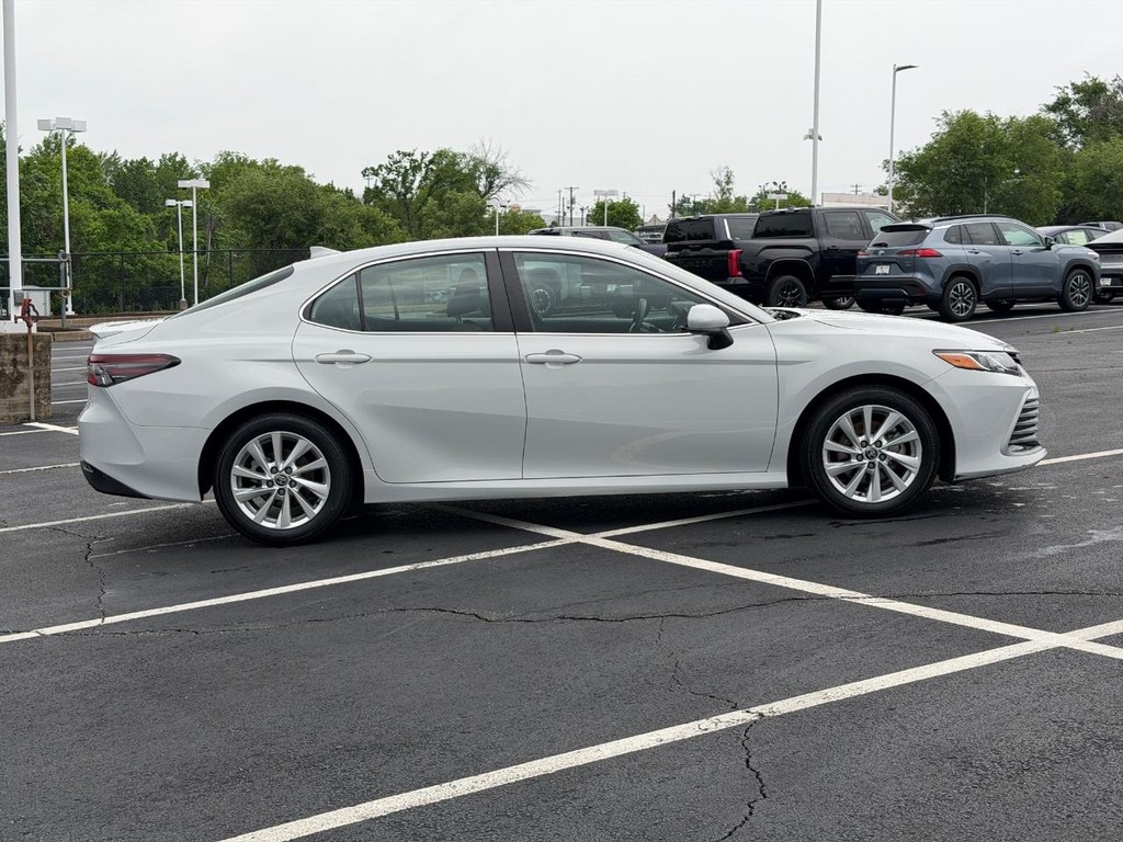 Toyota Camry Vehicle Full-screen Gallery Image 02