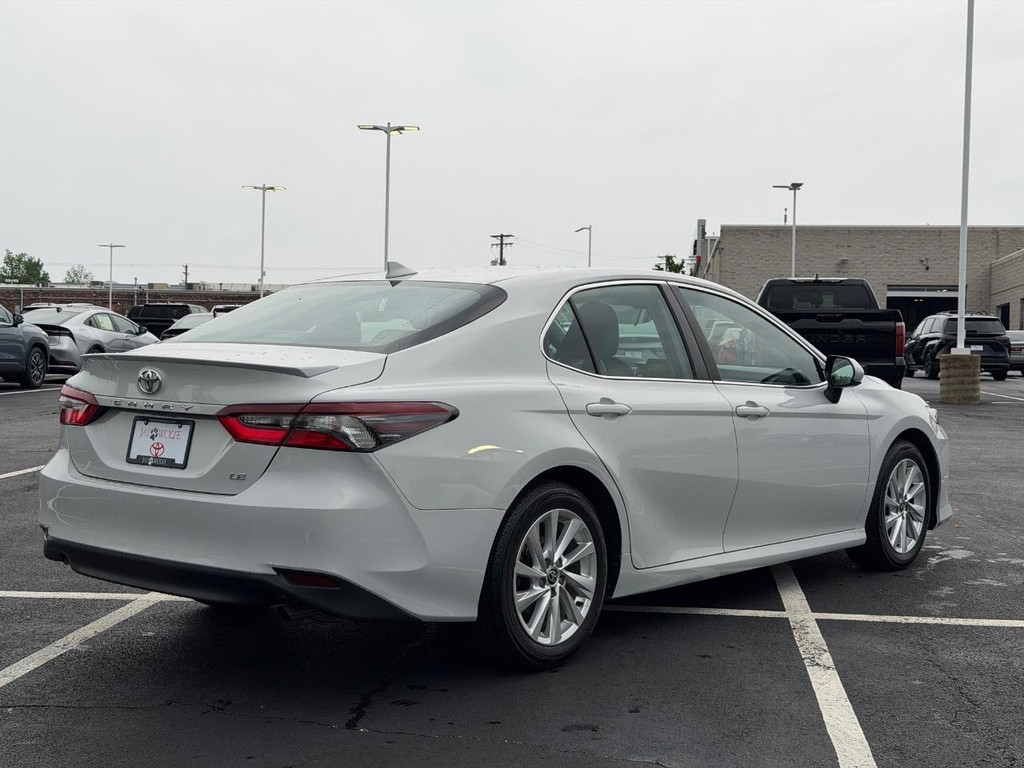 Toyota Camry Vehicle Full-screen Gallery Image 03