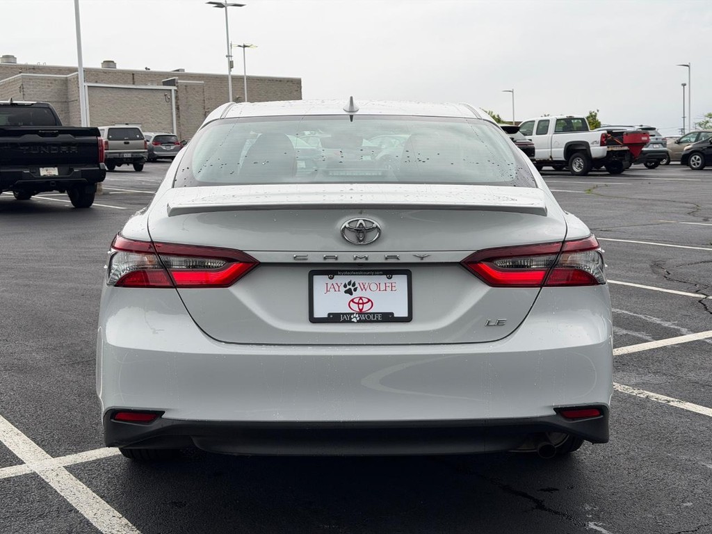 Toyota Camry Vehicle Full-screen Gallery Image 05