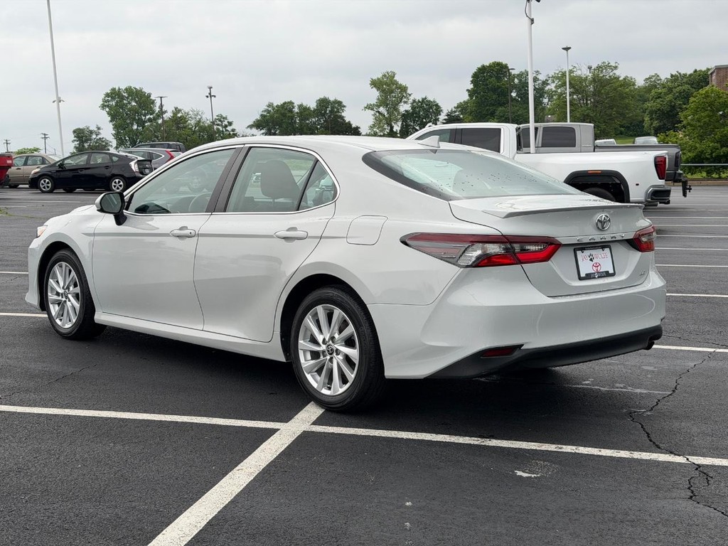 Toyota Camry Vehicle Full-screen Gallery Image 06