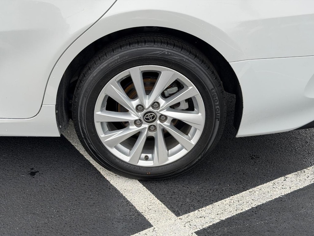 Toyota Camry Vehicle Full-screen Gallery Image 07