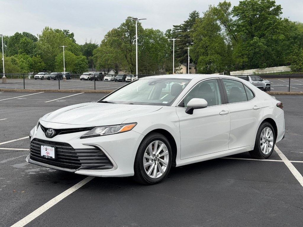 Toyota Camry Vehicle Full-screen Gallery Image 08