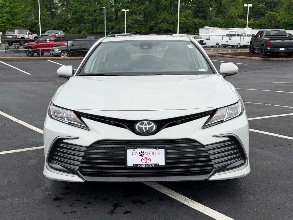Toyota Camry Vehicle Full-screen Gallery Image 09