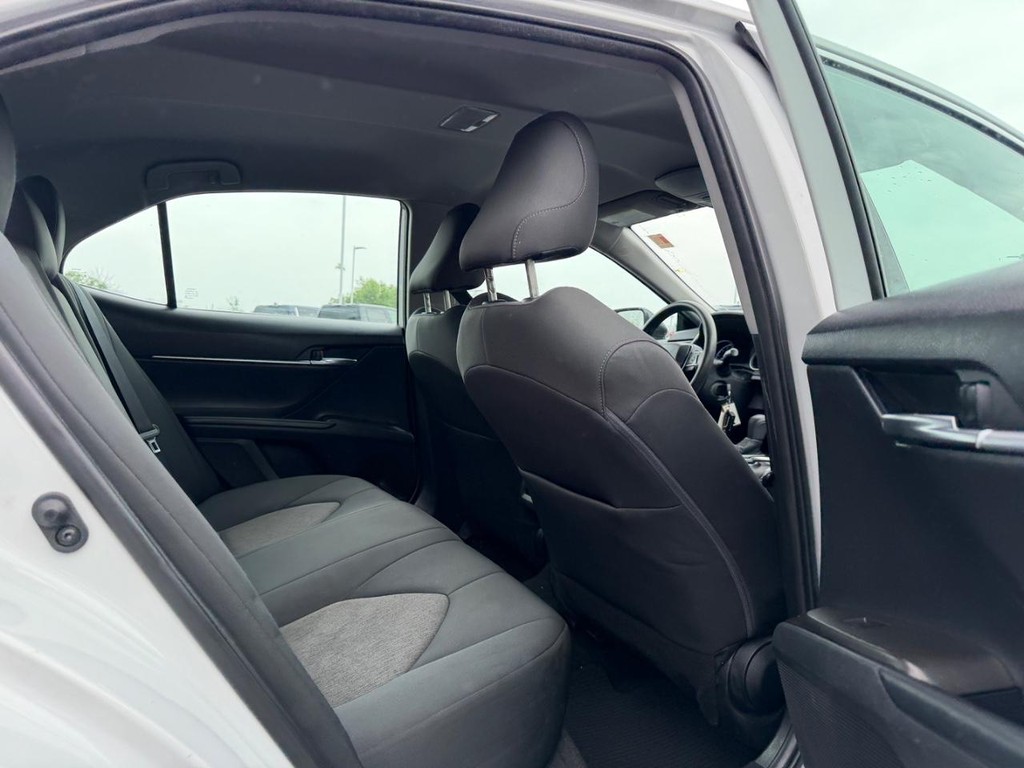 Toyota Camry Vehicle Full-screen Gallery Image 10