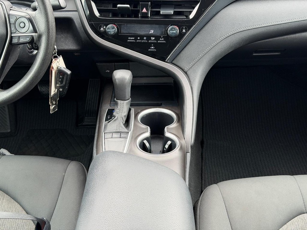 Toyota Camry Vehicle Full-screen Gallery Image 14