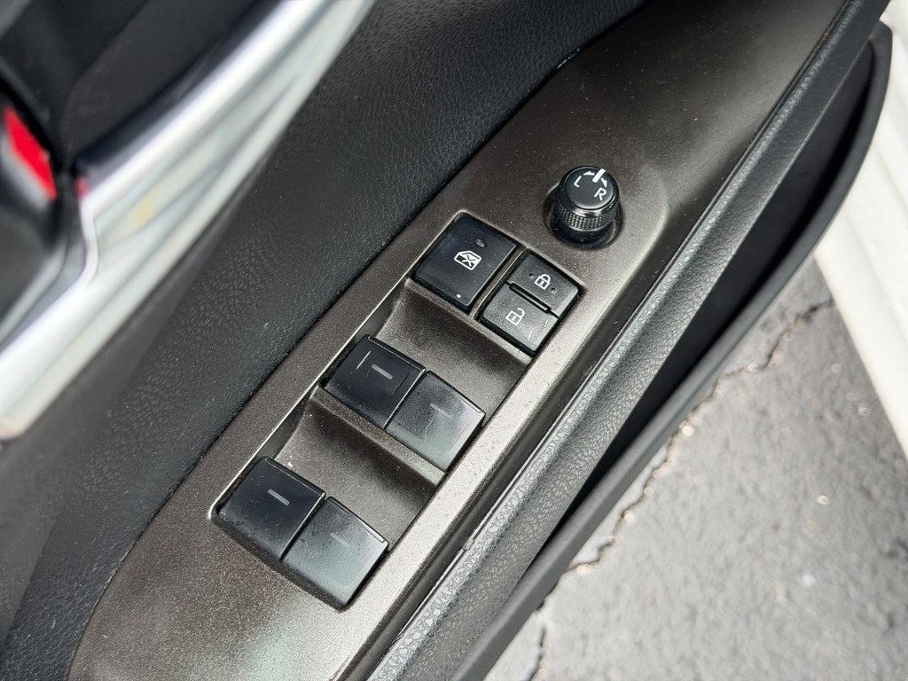 Toyota Camry Vehicle Full-screen Gallery Image 15